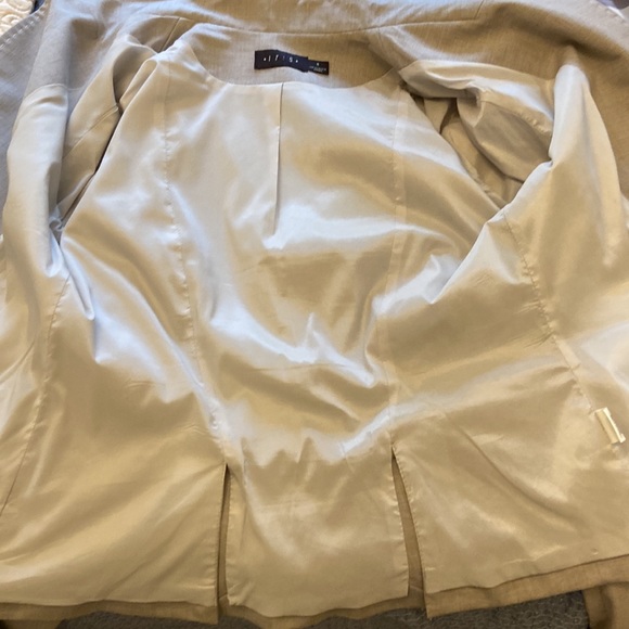 Vintage Versatile Casual Tan Blazer. Size 8. - Picture 12 of 13